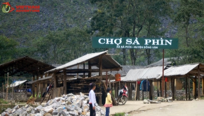 Visit Sa Phin Market to explore the cultures of Dong Van's people