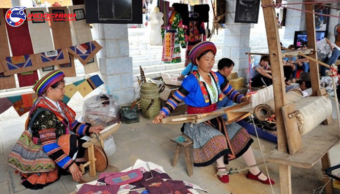 Don't miss this opportunity to immerse yourself in the local culture and craftsmanship while visiting Ma Pi Leng Pass