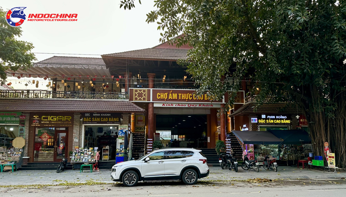 The food market is located right in the center of Cao Bang city