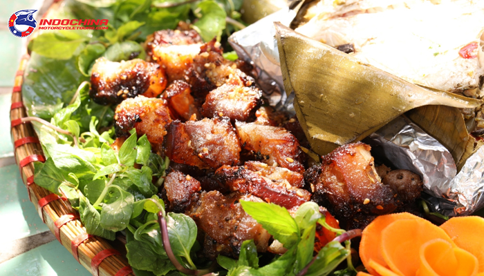 This dish attracts tourists with the aroma of meat, mắc mật leaves