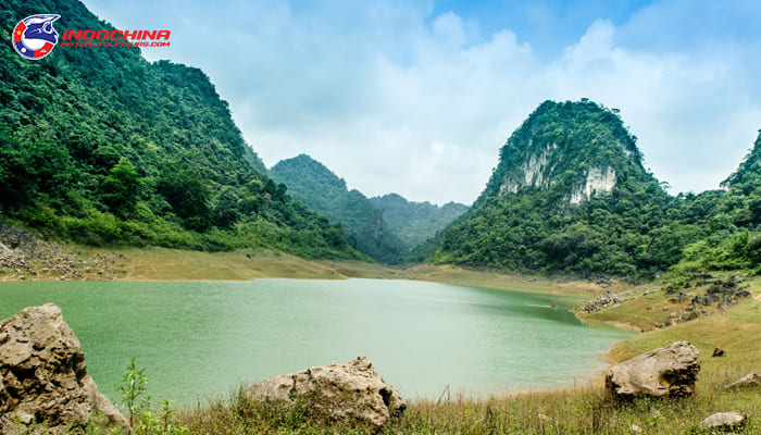 Visiting Thang Hen Lake and admiring its natural beauty
