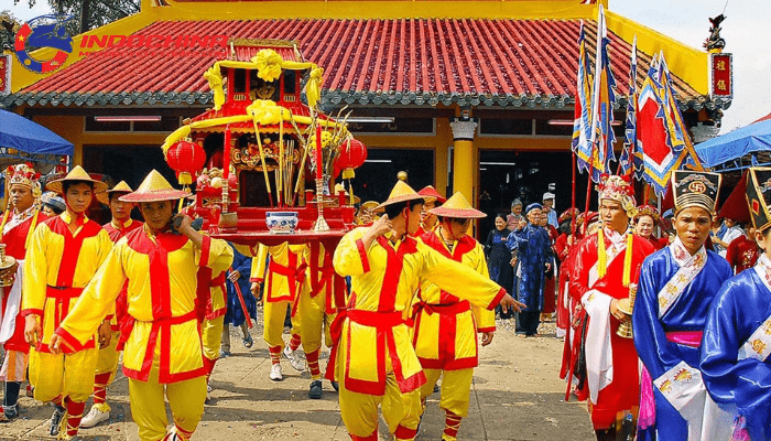 A sacred atmosphere spreads throughout the temple grounds during the Bai Dinh Pagoda Festival