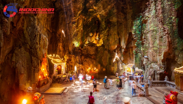 Huyen Khong Cave is the most popular tourist attractions in the Marble Mountains