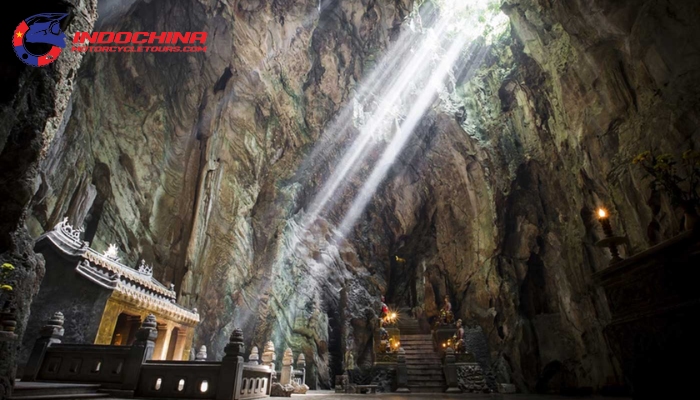 Am Phu Cave is located in Thuy Son (Water mountain)