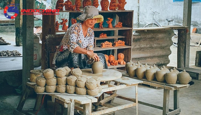 The Thanh Ha Pottery Village Festival also features many captivating activities.