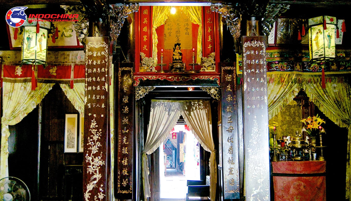 nterior of a traditional house in Hoi An featuring ornate wooden carvings and lanterns