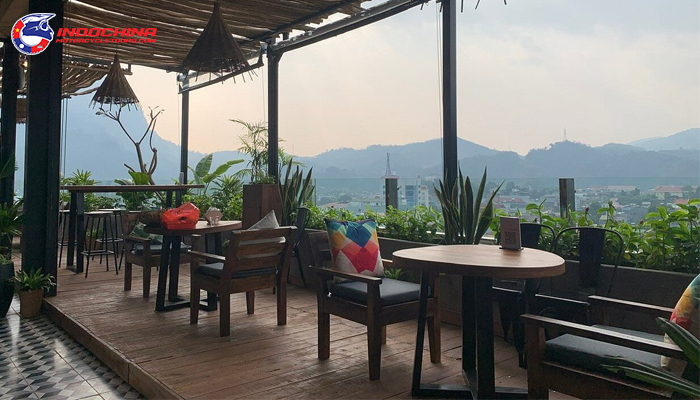 Enjoy panoramic views, diverse dishes, and a vibrant atmosphere in Ha Giang City.
