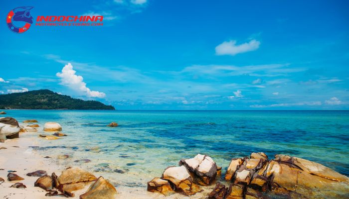 Cua Dai Beach: Relax on the serene sandy shores and enjoy the gentle sea breeze.